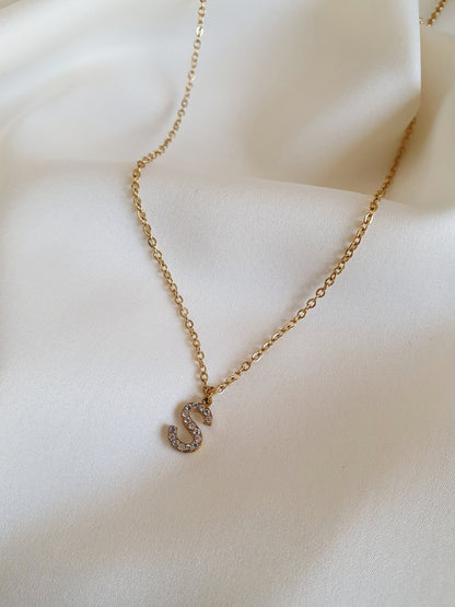 Collier initiale en strass - doré