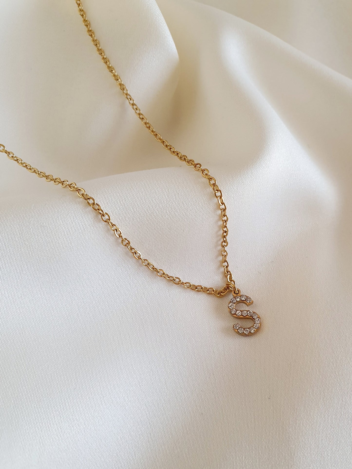 Collier initiale en strass - doré