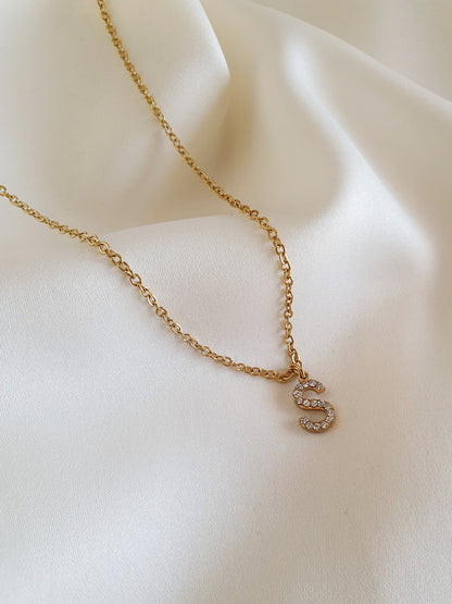 Collier initiale en strass - doré