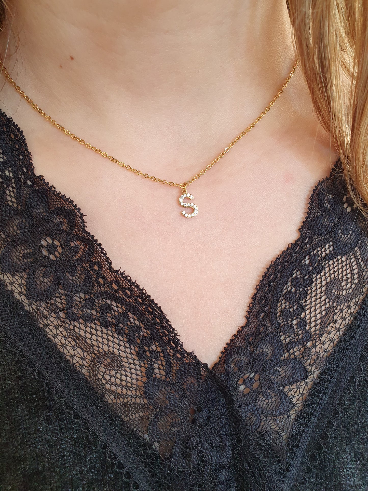 Collier initiale en strass - doré