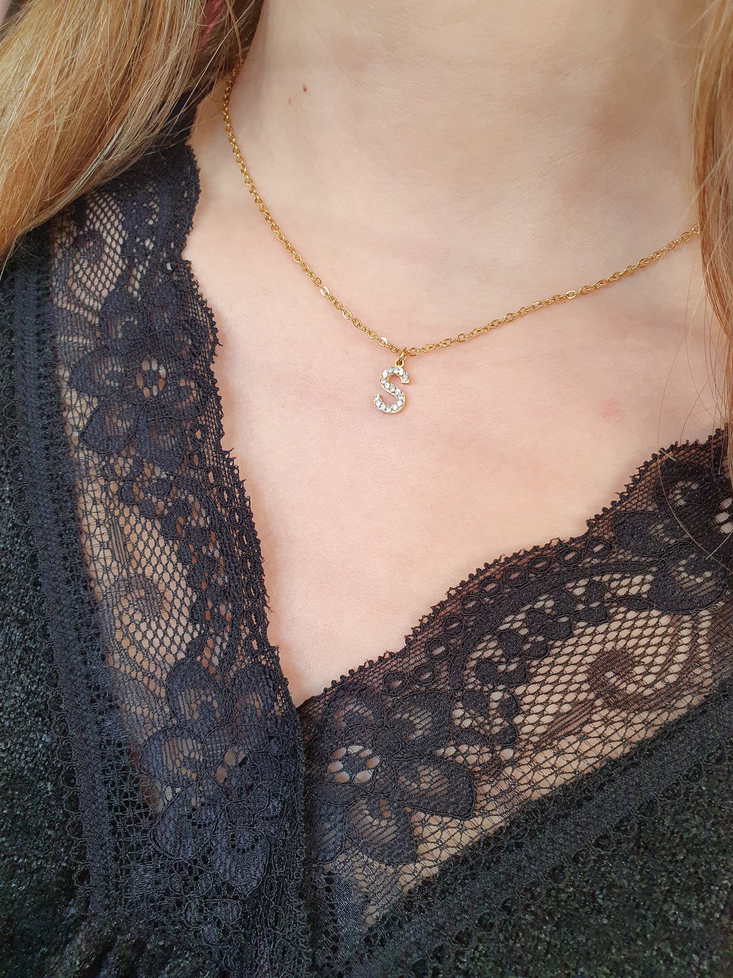 Collier initiale en strass - doré