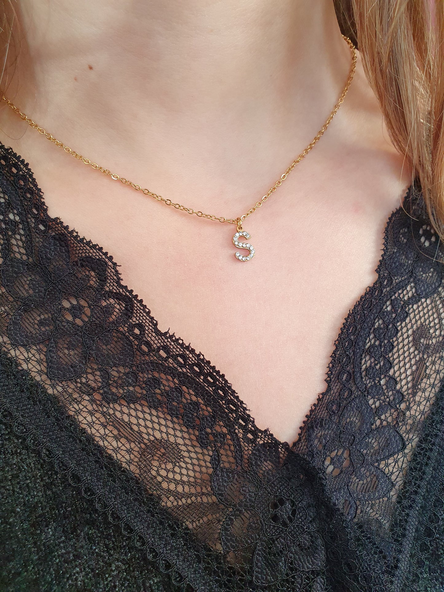 Collier initiale en strass - doré