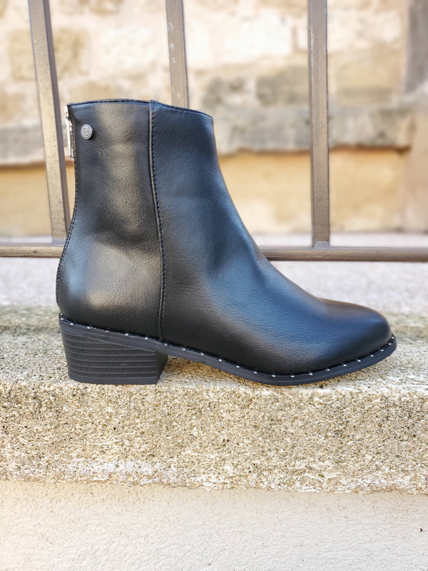 Bottines noires cloutées