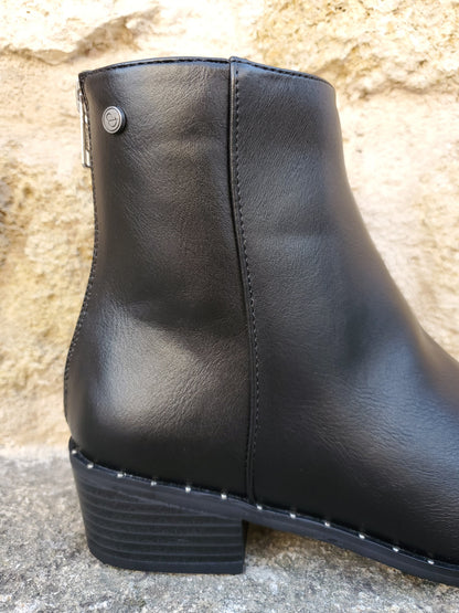 Bottines noires cloutées