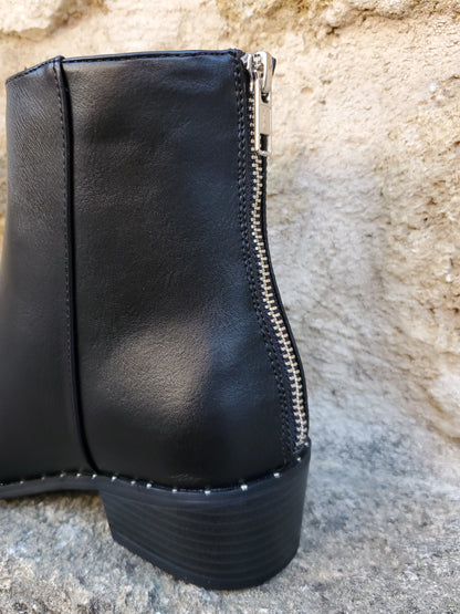 Bottines noires cloutées