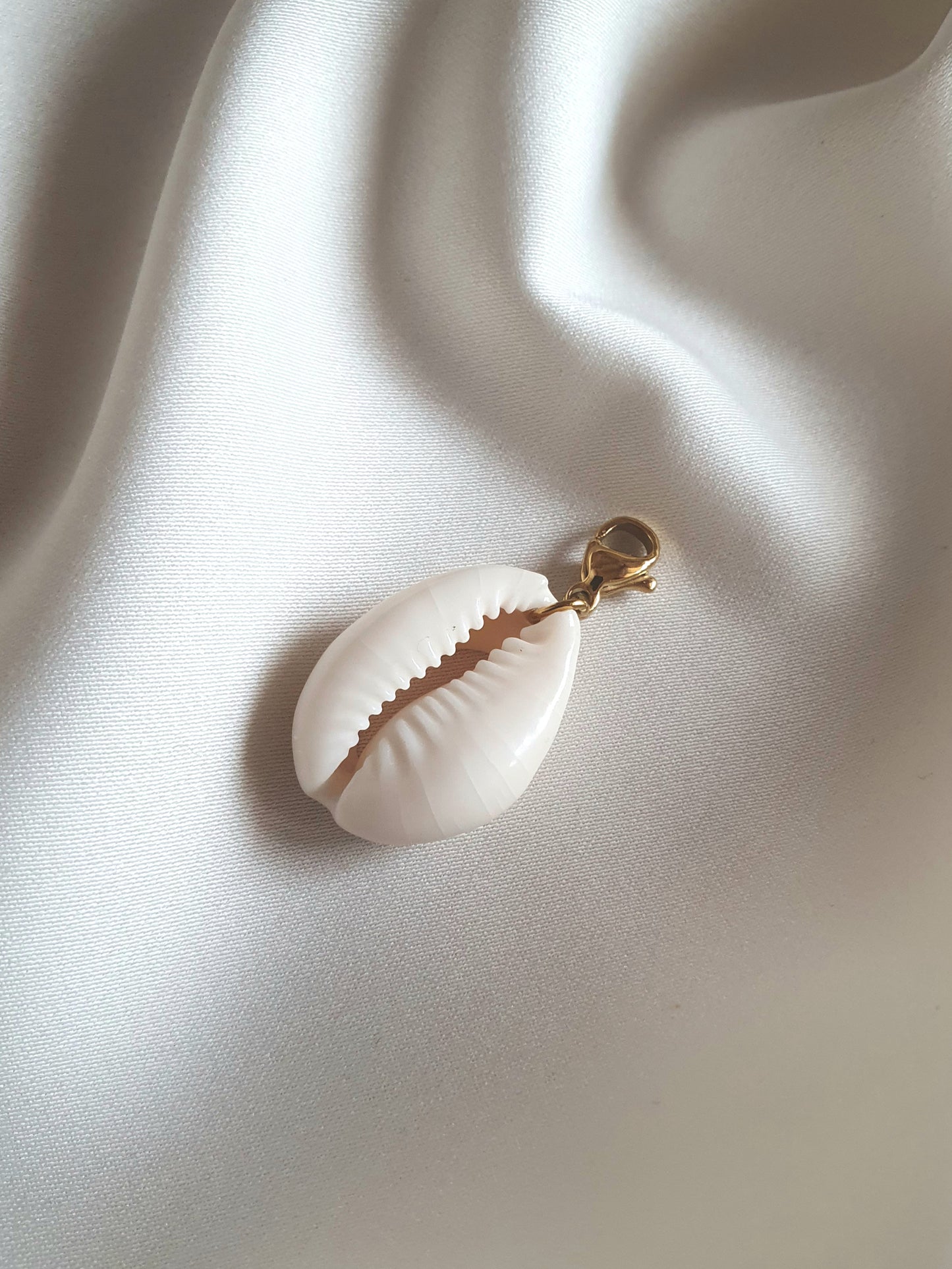 Charm coquillage cauri naturel - doré