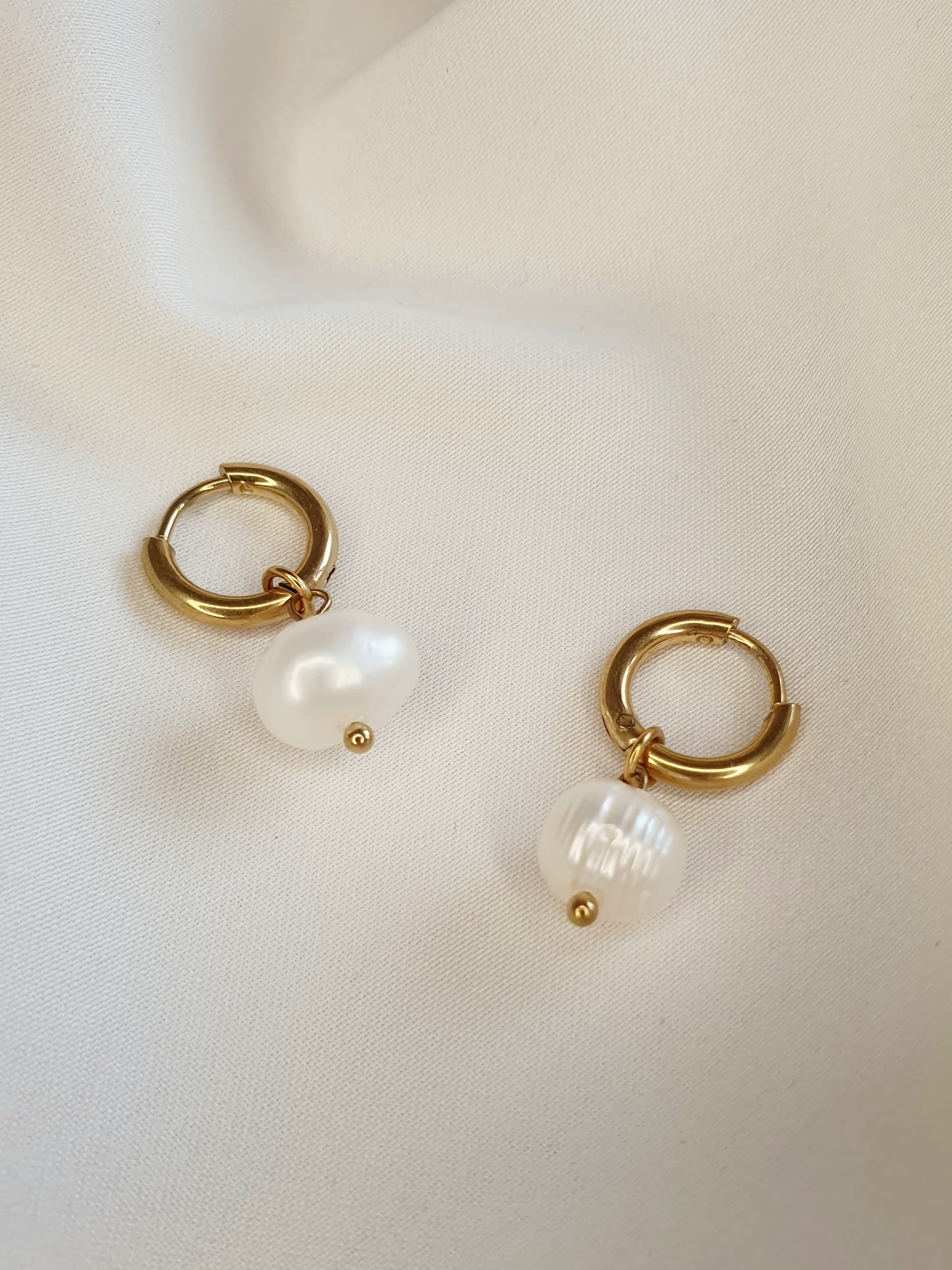Monoboucle petite créole & perle d'eau douce - doré