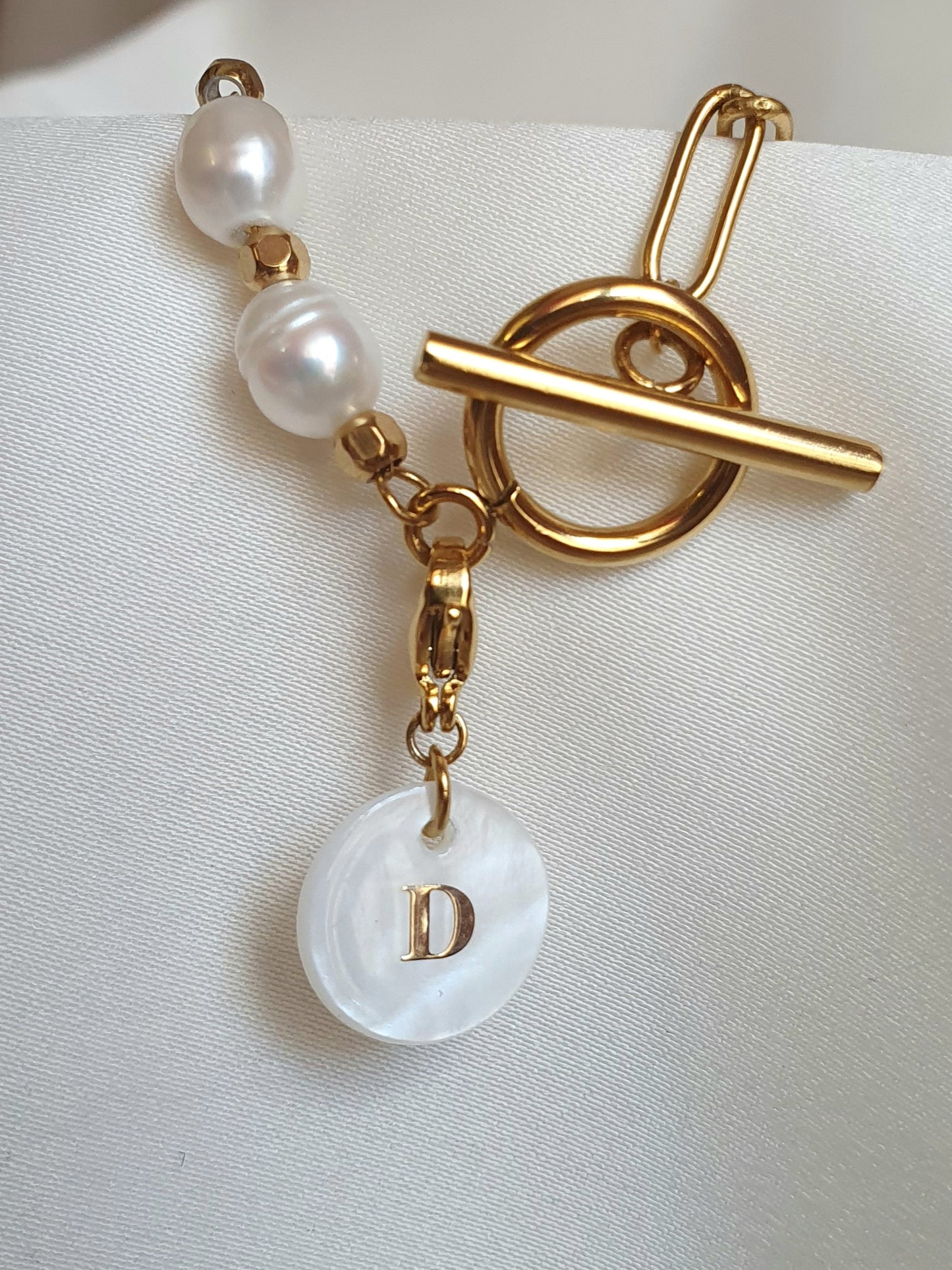 Charms lettres initiales en nacre (médaillon plat) - doré