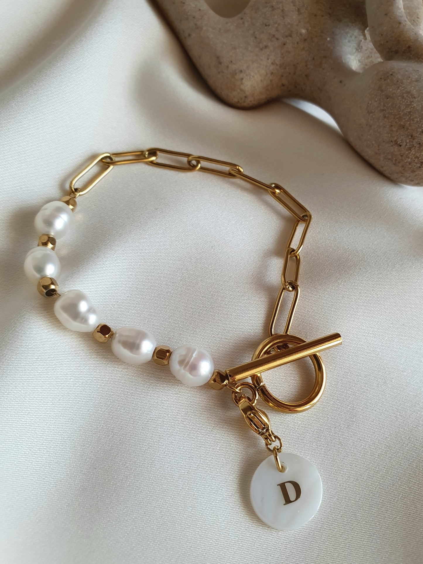 Charms lettres initiales en nacre (médaillon plat) - doré