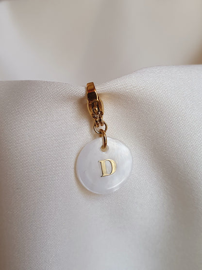 Charms lettres initiales en nacre (médaillon plat) - doré