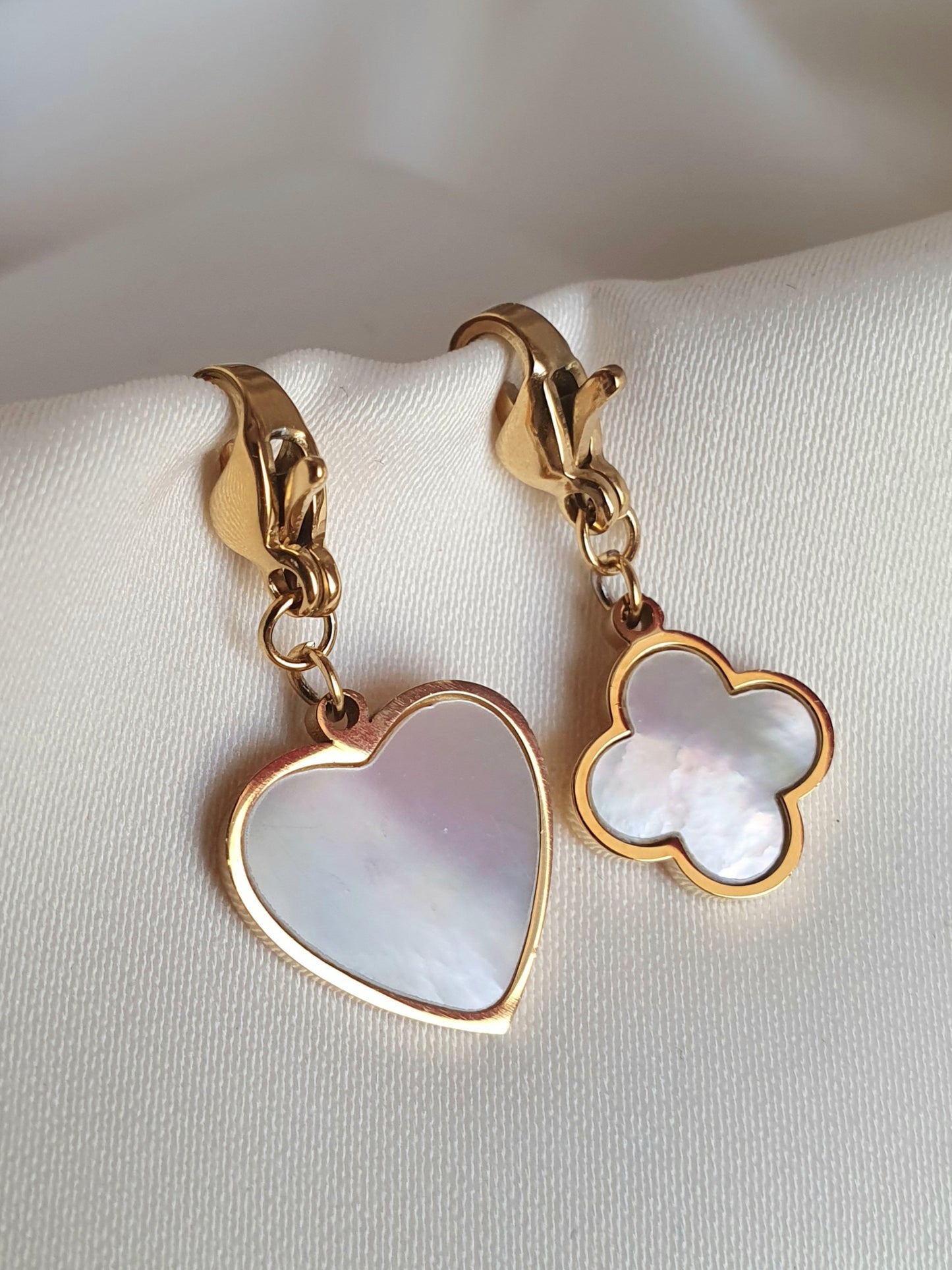Charm trèfle en nacre contour doré - doré (Taille 1)