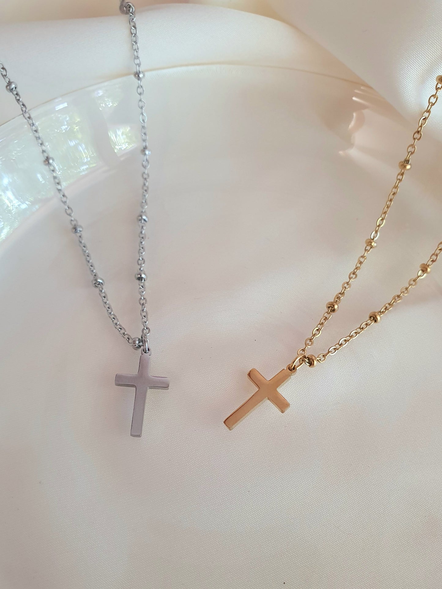 Collier petites perles & croix - Coloris au choix